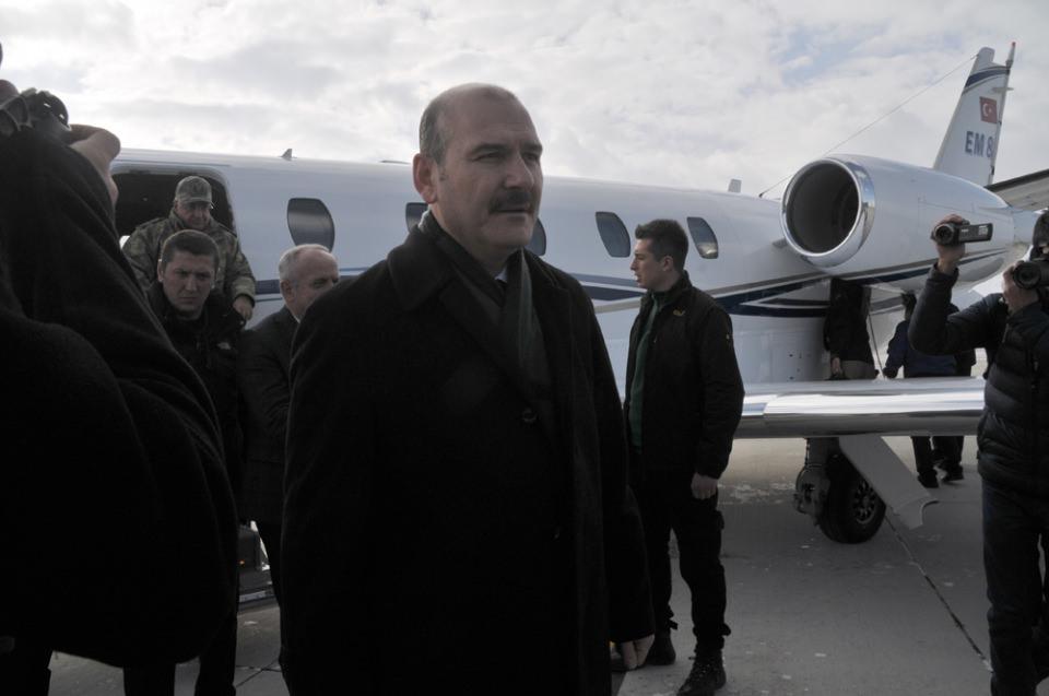 <p>Özel uçakla Yüksekova Selahaddin Eyyübi Havalimanına gelen Bakan Süleyman Soylu ve beraberindeki Jandarma Genel Komutanı Orgeneral Yaşar Güler ile Emniyet Genel Müdürü Selami Altınok, burada Hakkari Valisi Cüneyit Orhan Toprak, Yüksekova Kaymakamı Mahmut Kaşıkçı, Van Jandarma Asayiş Kolordu Komutanı Korgeneral Arif Çetin, Hakkari İl Jandarma Komutanı Tuğgeneral Ferdi Korkmaz, Yüksekova 3’üncü Piyade Tümen Komutanı Tuğgeneral Metin Tokel tarafından karşılandı. </p>
<p> </p>
