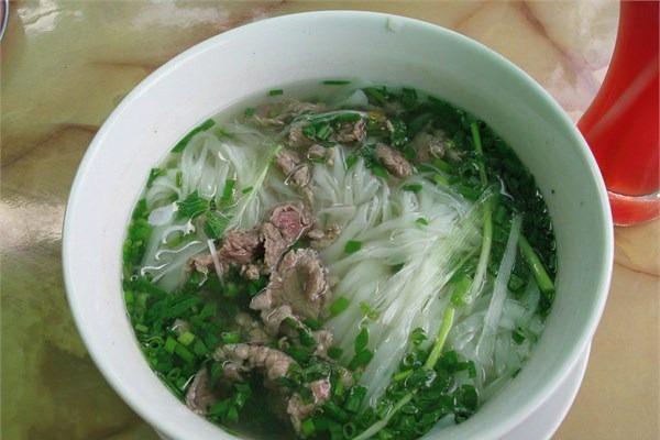 <p><strong>Hanoi, Vietnam</strong><br />
Etli noodle çorbası</p>
