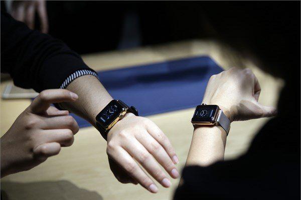 <p>Apple'ın dijital asistanı Siri ile birlikte kullanılan cihaz, Apple Pay ile de uyumlu. Cihazın pil ömrü ise 18 saat olarak açıklandı. Apple Watch'ta klasik ve uzay siyahı olmak üzere iki farklı renk seçeneği bulunuyor.</p>

<p> </p>
