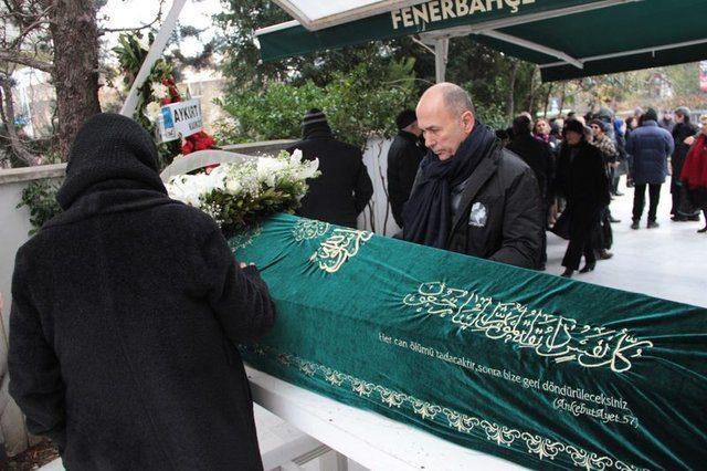 <p><strong>Ünlü yönetmen Ferzan Özpetek'in 91 yaşında vefat eden annesi Nesrin Özpetek, Fenerbahçe Camisinde kılınan cenaze namazının ardından Karacaahmet Mezarlığı’nda toprağa verildi.</strong></p>
