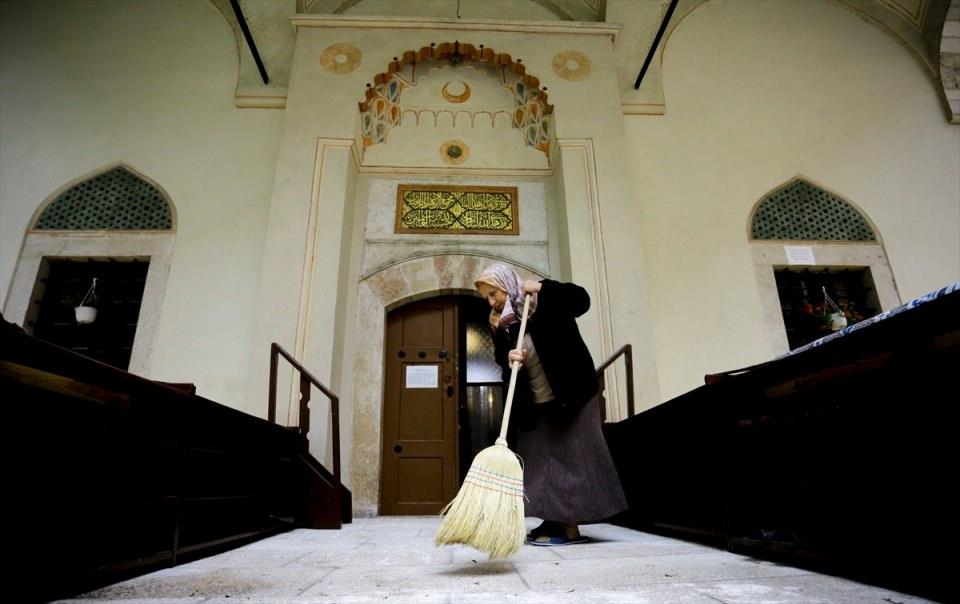<p>Ramazan ayının gelişini dört gözle bekleyen bölge Müslümanları, aynı zamanda sahur ve iftar alışverişleri için pazar ve marketlere akın etti. Bu akşam kılınacak ilk teravih namazı öncesi camiler ve bahçeleri de ramazan için temizlenirken, birçok şehir merkezine de ramazana özel afişler asıldı.</p>
<p> </p>