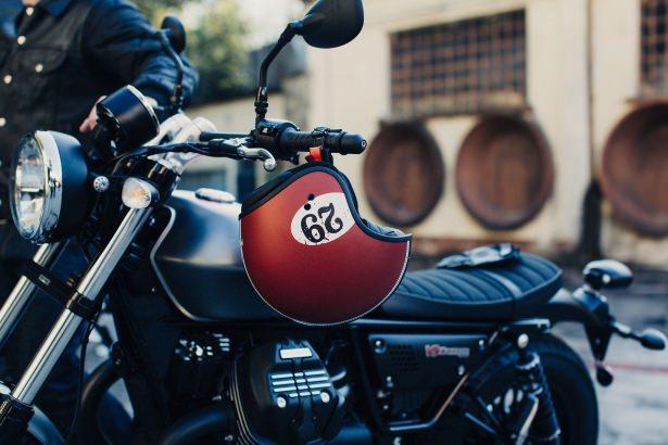 <p>Bu kablosuz bağlantı ile motosiklete dair bir dizi bilgiyi eş zamanlı olarak akıllı telefon ekranında görülmesini sağlanırken; böylece seyahat parametrelerine dikkat edilebilmesi sağlanıyor</p>