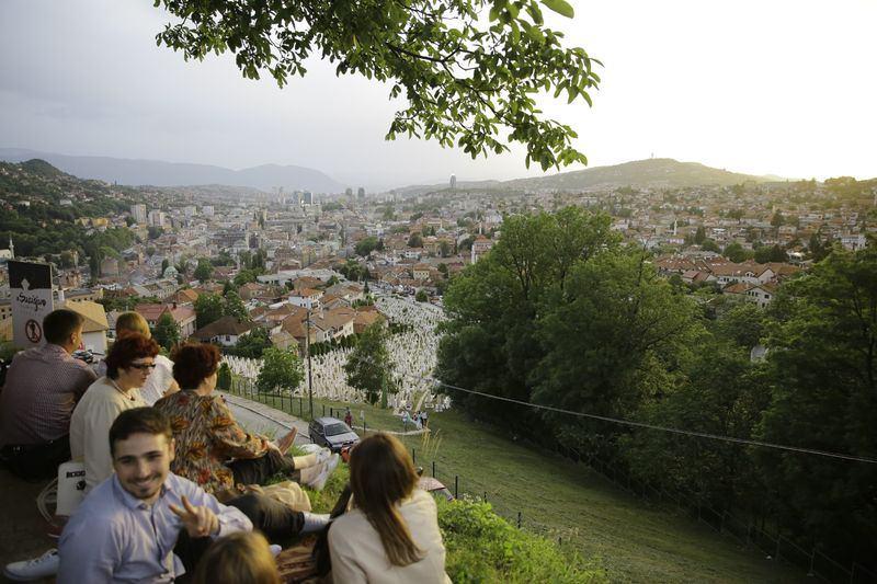 <p>Saraybosna'daki bir diğer önemli ramazan geleneği ise top. Şehrin üst kesimlerindeki Sarı Tabya'da, iftar vaktini Müslümanlara duyurmak için her akşam top atılıyor. Topun bulunduğu tabya ise iftarlığını alıp ailesiyle ya da arkadaşlarıyla iftar yapmak için buraya gelen vatandaşlarla dolup taşıyor.</p>

<p> </p>
