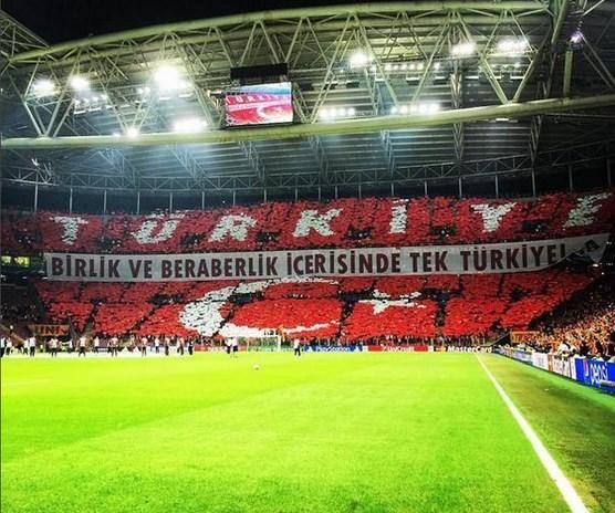 <p>Galatasaray taraftarlarından Atletico Madrid maçı öncesi çok özel koreografi!</p>
