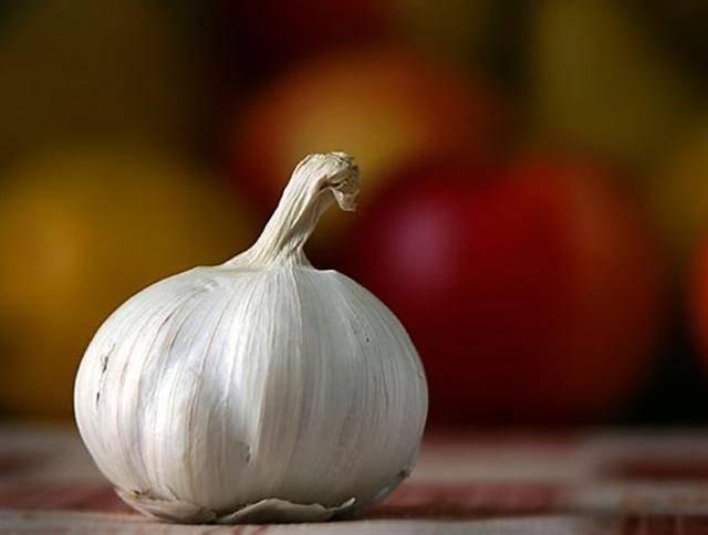 <p>Anti bakterisit ve antivirütik özelliği olan sarımsak,bugüne kadar hep temizleyici kürlerin vazgeçilmezi olmuş.</p>