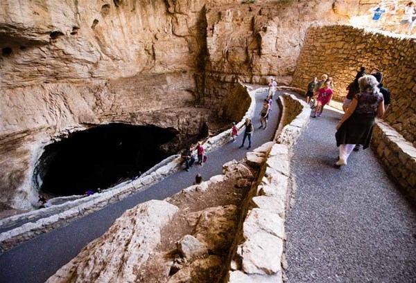 <p>Yılda yaklaşık 41 milyonluk ziyaret&ccedil;i sayısı ile en &ccedil;ok ziyaret edilen mağaraları barındıran Carlsbad Mağaraları Ulusal Parkı'nda, 'Big Room' adı verilen mağaradaki devasa stalagmitler ise olduk&ccedil;a dikkat &ccedil;ekiyor.</p>

<p>&nbsp;</p>
