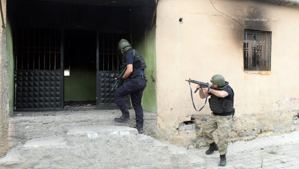 <p>Termal kamera, heron ve gece görüş dürbünleriyle kent merkezi 24 saat izlenirken, kırsal alanda da askeri birlikler konuşlandırılmış durumda.</p>
<p> </p>