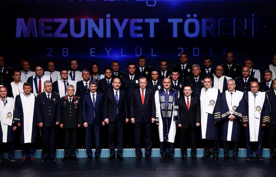 <p>Cumhurbaşkanı Recep Tayyip Erdoğan, Beştepe Millet Kültür ve Kongre Merkezi'nde düzenlenen Polis Akademisi Mezuniyet Törenine katılıp konuşma yaptı. </p>

