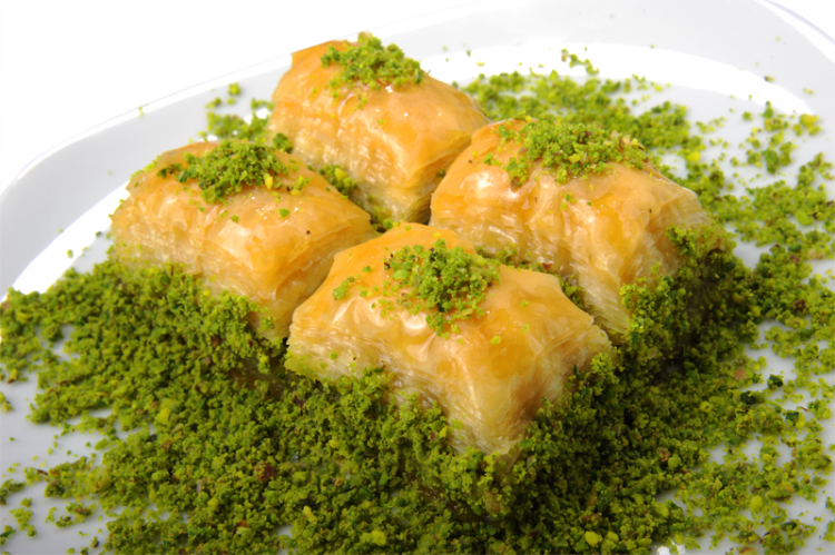 <p>40 gramlık bir dilim baklava ortalama 240 kaloriye denk geldiğinden dolayı bu kalorileri ancak <strong>1 buçuk saat durmadan dans ederek eritebilirsiniz.</strong></p>

<p> </p>
