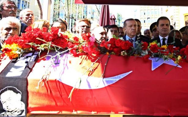 <p>Tedavi gördüğü hastanede kansere yeniş düşüp 66 yaşında hayata kaybeden Kayahan için Teşvikiye Camii'nde cenaze töreni düzenlendi. Cumhurbaşkanı Erdoğan, dün hayatını kaybeden Kayahan'ın cenaze namazına katıldı.</p>

<p> </p>
