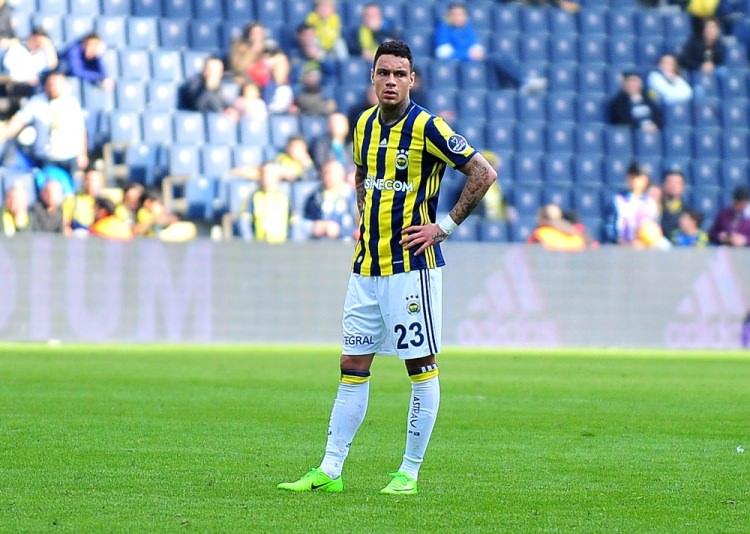 <p><strong>Sürekli sakatlanan bir oyuncuyu… </strong></p>
<p>“Fenerbahçe Alper'i Lens'i aramaz. Sürekli sakatlanan, kiralık gelmiş bir oyuncuyu aramaz Fenerbahçe... Mutludur, herkesin yüzü güler, pırıl pırıl bir yerdir.”</p>