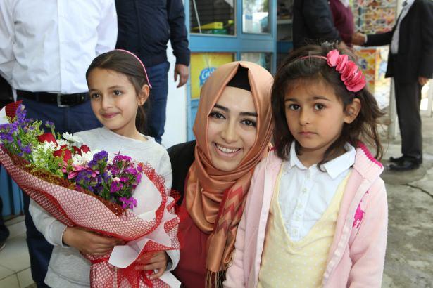 <p>AK Parti Antalya Milletvekili adayı Sena Nur Çelik, seçim çalışmaları kapsamında günün ilk ziyaretini yaptığı Alanya Mahmutseydi Mahallesi’nde sevgi gösterileriyle karşılaştı. </p>
