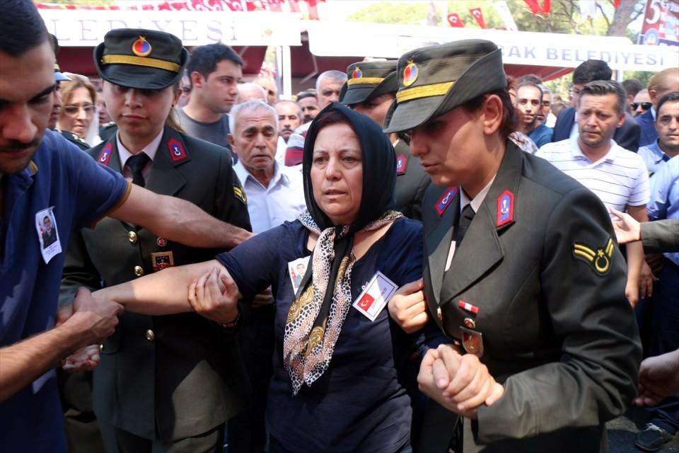 <p>Hakkari'nin Çukurca ilçesinde terör örgütü PKK mensuplarına yönelik sürdürülen operasyonda şehit düşen Astsubay Bahri Uçuş, memleketi Aydın'ın Kuyucak ilçesinde toprağa verildi.</p>
