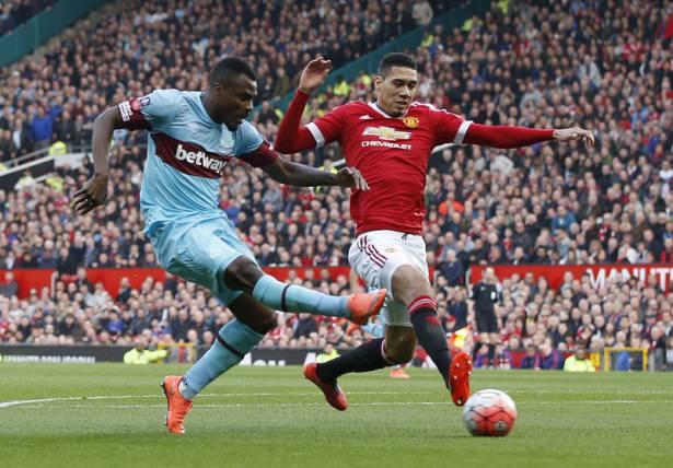 <p><strong>Emenike piyangosu</strong></p>
<p>West Ham’ın bonservisini almak istemediği Nijeryalı yıldıza Real Sociedad talip oldu. Bazı Çin ve Arap takımları da Emenike’yi listelerine dahil etti.</p>