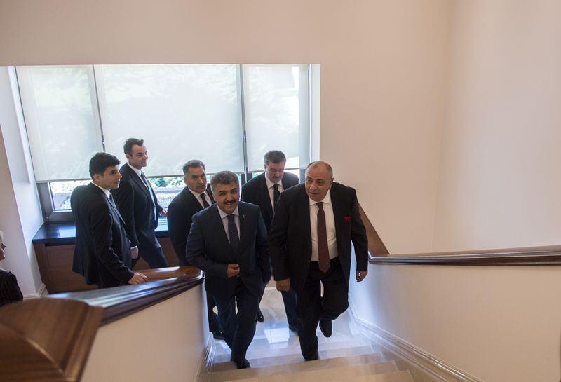 <p>Başbakan Ahmet Davutoğlu dün yeni kabinesini açıklamasının ardından bugün de devir-teslim törenleri başladı.</p>
