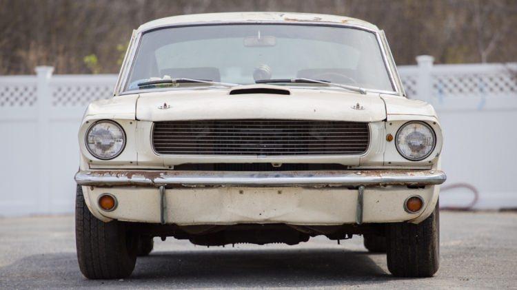 <p>Resimdeki 1966 model Ford Mustang Shelby GT350 en son 1976 yılında yol görmüş.</p>
