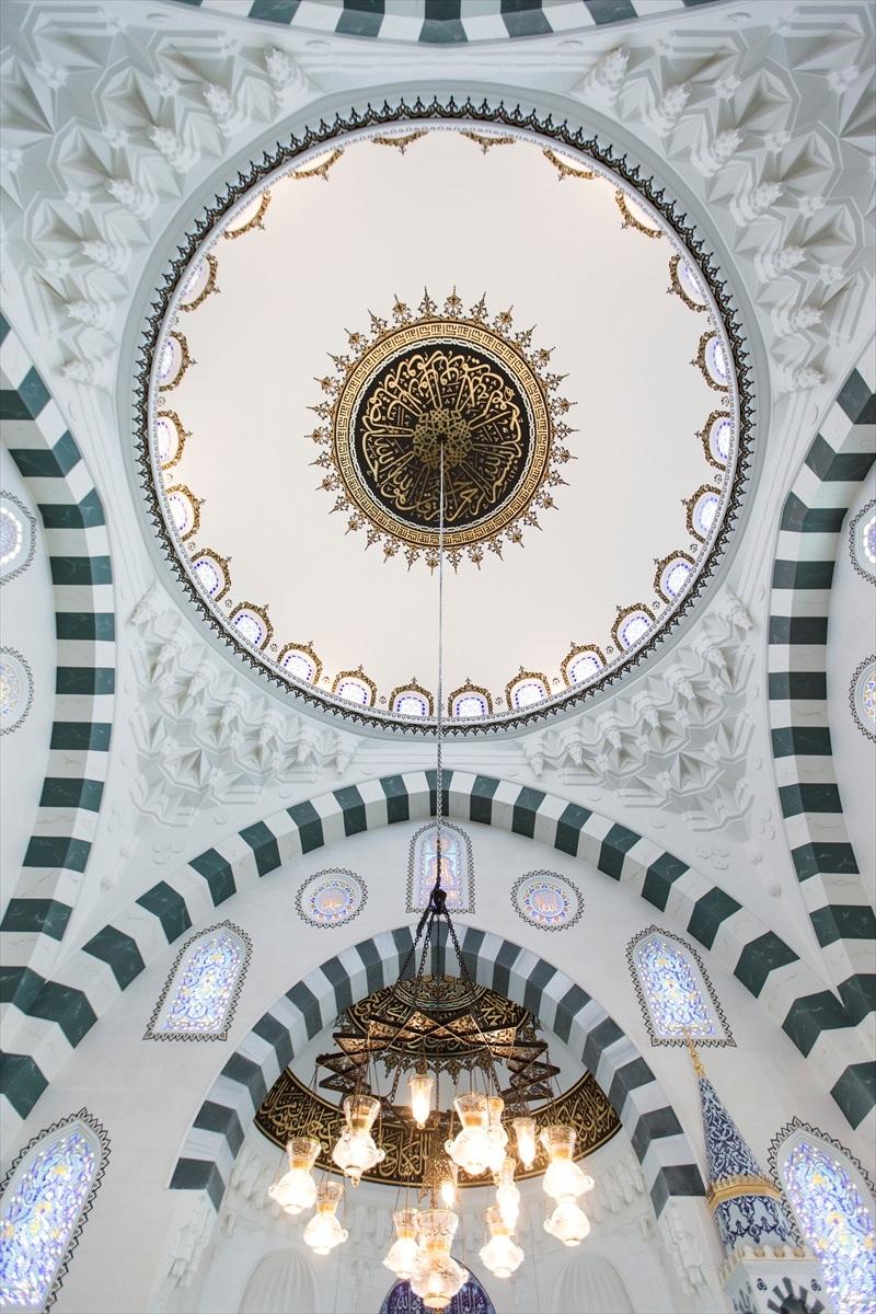 <p>Yapının en merkezi binası cami, 16. yüzyıl dönemi Osmanlı mimarisine uygun inşa edildi. ABD'deki iki minareli tek cami olan ibadethanede, avlu da dahil aynı anda 3 bin kişi ibadet edebilecek. </p>

<p> </p>
