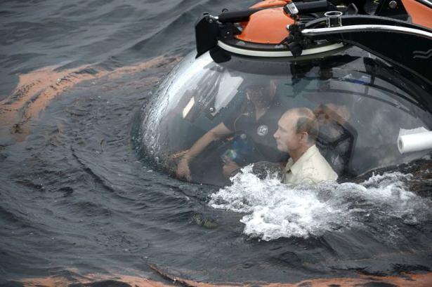 <p>Rusya Devlet Başkanı Putin, Sivastopol'de deniz gözlem aracı "bastikafla" Karadeniz'in derinliklerine daldı. Putin'in amacı bakın neydi?</p>

<p><strong><a href="http://video.haber7.com/video-galeri/58355-putin-deniz-gozlem-araci-ile-karadenize-daldi" target="_blank"><span style="color:#FFFF00">HABERİN VİDEOSU İÇİN TIKLAYIN...</span></a></strong></p>
