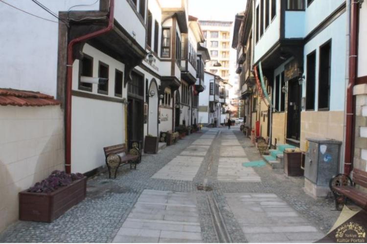 <p>Kütahya<br />
<br />
Nüfusu: 573 642  <br />
Toplam otomobil sayısı: 103 969<br />
​Kaç kişiye bir otomobil düşüyor: 5,5</p>
