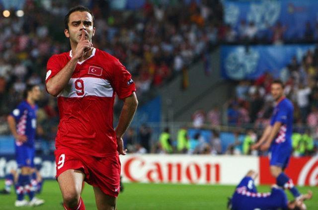 <p><strong>5- SEMİH ŞENTÜRK</strong><br />
Türkiye'nin EURO 2008'de yaptığı ölümcül geri dönüşlerin bir numaralı ismi de golcü oyuncu Semih Şentürk oldu.</p>