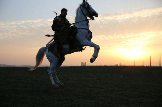 <p>Son günlerin adından en çok söz ettiren dizisi 'Diriliş: Ertuğrul''un başrolü Engin Altan Düzyatan canlandırdığı Ertuğrul Gazi karakterine her gün spor yaparak hazırlanıyor.</p>
