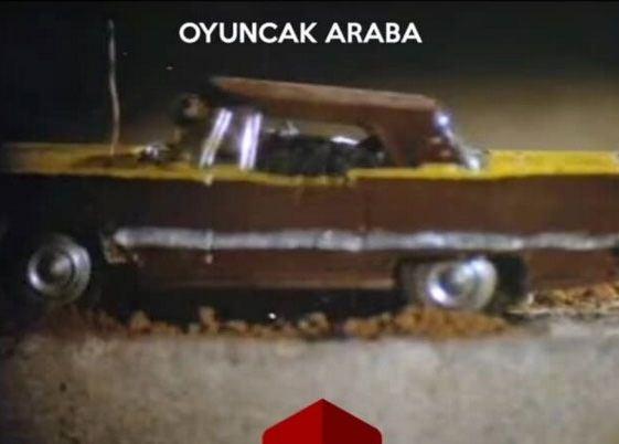 <p>"Şerefimle Yaşarım" filminde Ayhan Işık bir arabayı patlatırken oyuncak araba kullanıldığı belli oluyor.</p>
<p> </p>