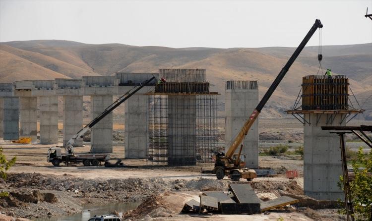 <p>"Projemiz 6 bin 628 metre uzunluğunda demiryolunu kapsıyor. Bunun bin 430 metresi viyadükle geçilecektir. Önceki tarihi köprü 10 ayaklıydı, yaptığımız viyadük ise 44 ayaktan oluşuyor. Viyadüğün yüzde 80'i tamamlandı. 2017 yılının ilk yarısında hizmete açılacak."</p>

<p> </p>
