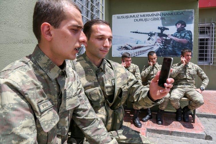 <p><strong>"Bu kutsal görevi yapmaktan gurur duyuyorum"</strong></p>
<p>Bir ay sonra terhis olacak Piyade Çavuş Ertan Yılmaz da görevini yeni gelen arkadaşlarına devredeceğini söyledi.</p>