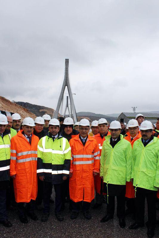 <p>Ulaştırma, Denizcilik ve Haberleşme Bakanı Lütfi Elvan, Türkiye’nin 3. büyük asma köprüsü olan Nissibi Köprüsü’nde incelemede bulundu.</p>
