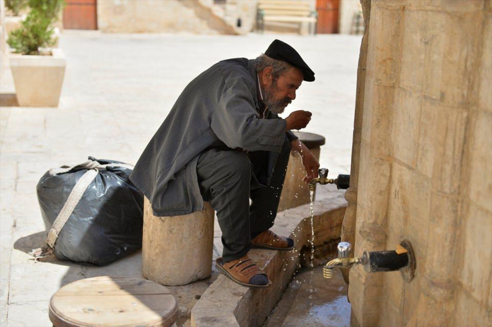 <p><strong>Mardin'de hamal olmanın zorluğuna işaret eden Gülcanoğlu, şöyle konuştu:</strong></p>

<p>"Mardin'de dik merdivenli olduğu için bazen yükü kilometrelerce yürüyerek taşıyoruz. Eskiden buzdolabı, kömür, odun veya ne yük çıkarsa taşıyordum. </p>
