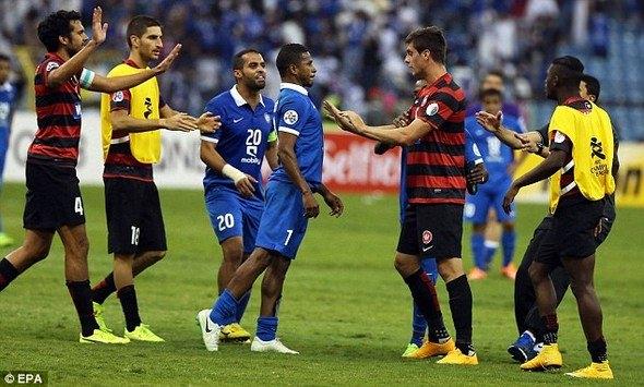 <p>7 - Al Shamrani 2013'te rakibiyle tartışıp daha sonra ona kafa attığı için 8 maçla cezalandırılmıştı.</p>