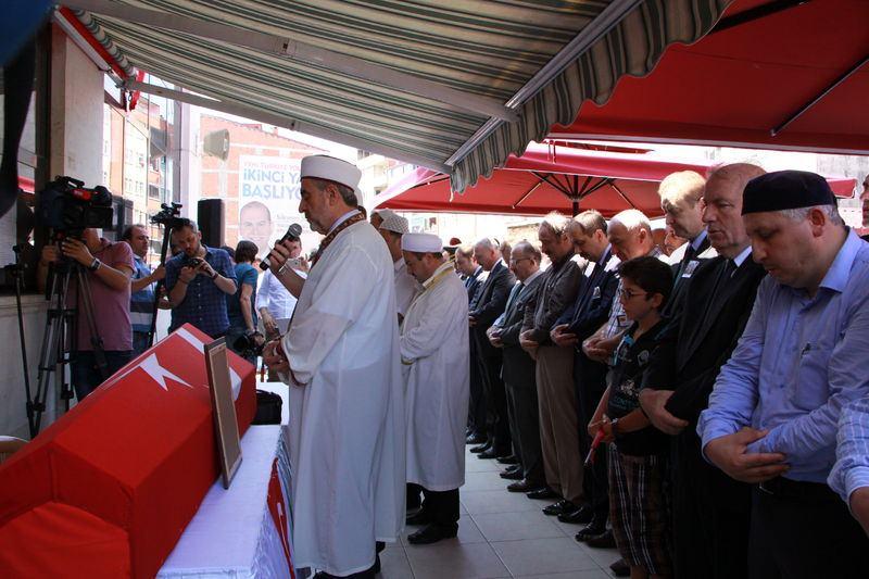<p>Şırnak'ta PKK'lı teröristlerin saldırısında ağır yaralanan ve tedavi gördüğü GATA'da kurtarılamayarak şehit düşen Jandarma Piyade er 24 yaşındaki İsmail Çil, Trabzon’un Arsin İlçesi'nde toprağa verildi.</p>
<p></p>