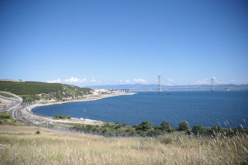 <p>İstanbul ile İzmir arasındaki ulaşım süresini 9 saatten 3,5 saate indirecek, toplam yatırım bedeli 9 milyar dolar olan Gebze-Orhangazi-İzmir Otoyolu Projesi'nin en büyük ayağını oluşturan köprü sayesinde İzmit Körfezi 4 dakikada geçilebilecek.</p>

<p> </p>
