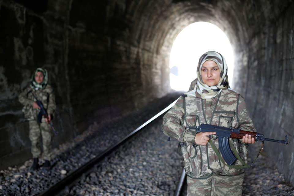 <p>Emekli olan korucu arkadaşlarının çocuklarının bayrağı devralmasına sevindiklerini belirten Üner, "Bunların içerisinde kız kardeşlerimiz de var. </p>