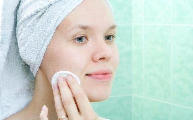 <p>12- Cildinize detoks etkili bir maske uygulamak isterseniz elma sirkesini, bentonit çamuruyla karıştırıp yüzünüze sürebilirsiniz.</p>