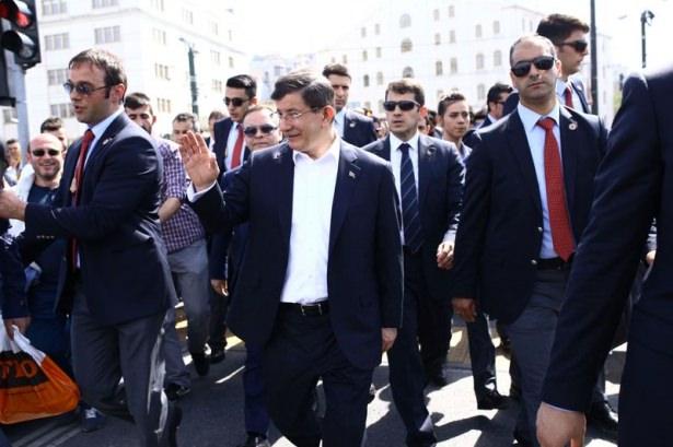 <p><span style="color:#FFFFFF"><strong>Köprüde bir süre yürüyen Davutoğlu, daha sonra aracına binerek, buradan ayrıldı.</strong></span></p>