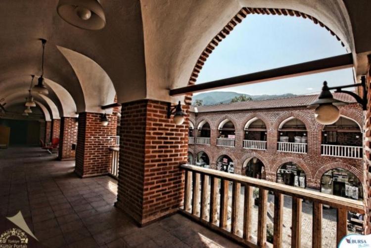 <p>Bursa<br />
<br />
Nüfusu: 2 901 396  <br />
Toplam otomobil sayısı: 457 945<br />
​Kaç kişiye bir otomobil düşüyor: 6,3</p>
