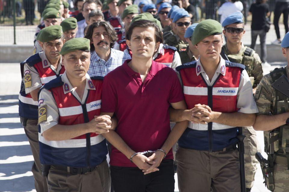 <p>Adem Kırcı, askerler eşliğinde duruşma salonuna getirildi.</p>