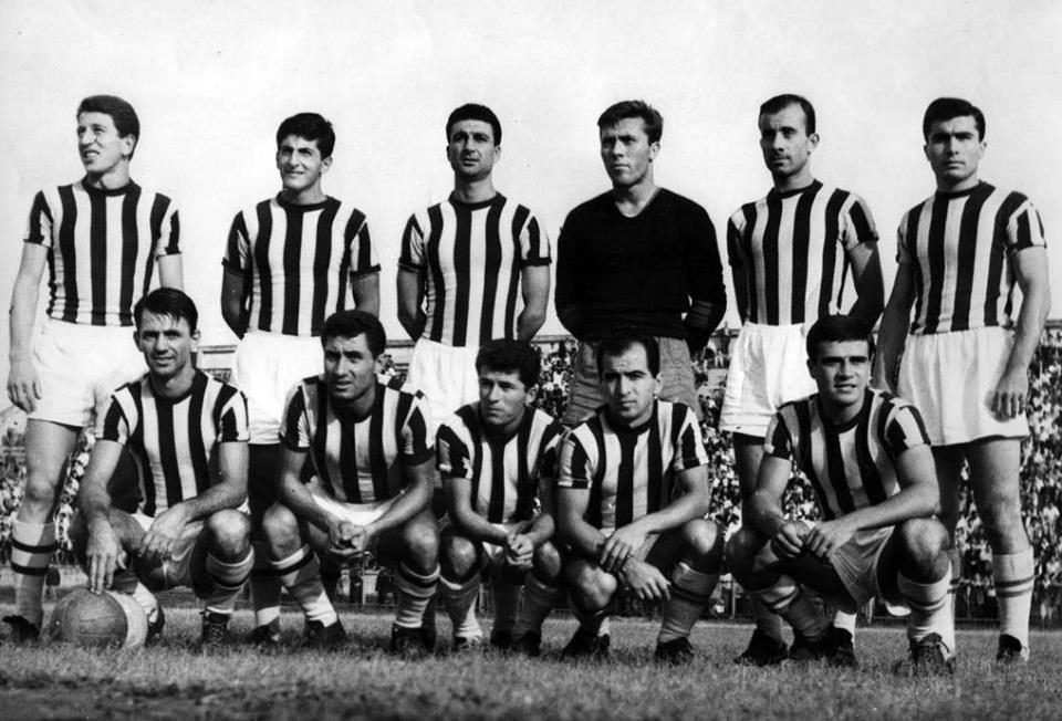 <p><strong>Fenerbahçe (1958-1959)</strong></p>
<p>1958 ve 1959 yılları Fenerbahçe açısından son derece başarılı geçti. 1958-1959 sezonunda İstanbul Profesyonel Ligi’nde şampiyonluğu kazanan sarı-lacivertli takım, 1959’da </p>
<p>Milli Lig’de de mutlu sona ulaştı. Fenerbahçe’yi bu dönemde Macar Ignace Molnar çalıştırdı.</p>
<p>Ayaktakiler: Naci Erdem, Can Bartu, Seracettin Kırklar, Özcan Arkoç, Osman Göktan, Yüksel Gündüz.</p>
<p>Oturanlar: Basri Dirimlili, Lefter Küçükandonyadis, Mustafa Güven, Nedim Günar, Ergun Öztuna.</p>
