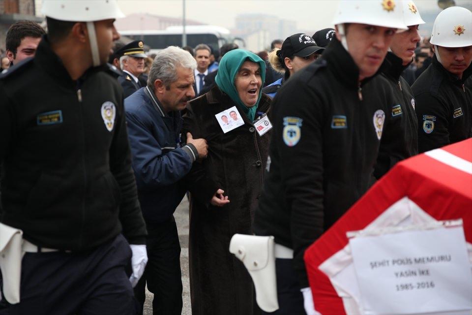 <p>Şehit Osman Börklüoğlu'nun 2,5 ay önce evlendiği eşi Özge Börklüoğlu gözyaşları içerisinde tabuta sarılarak, "Osman, ne olursun kalk, senin yerine ben yatayım. Ben sensizliğe nasıl dayanacağım." diye ağıt yaktı.</p>

<p> </p>
