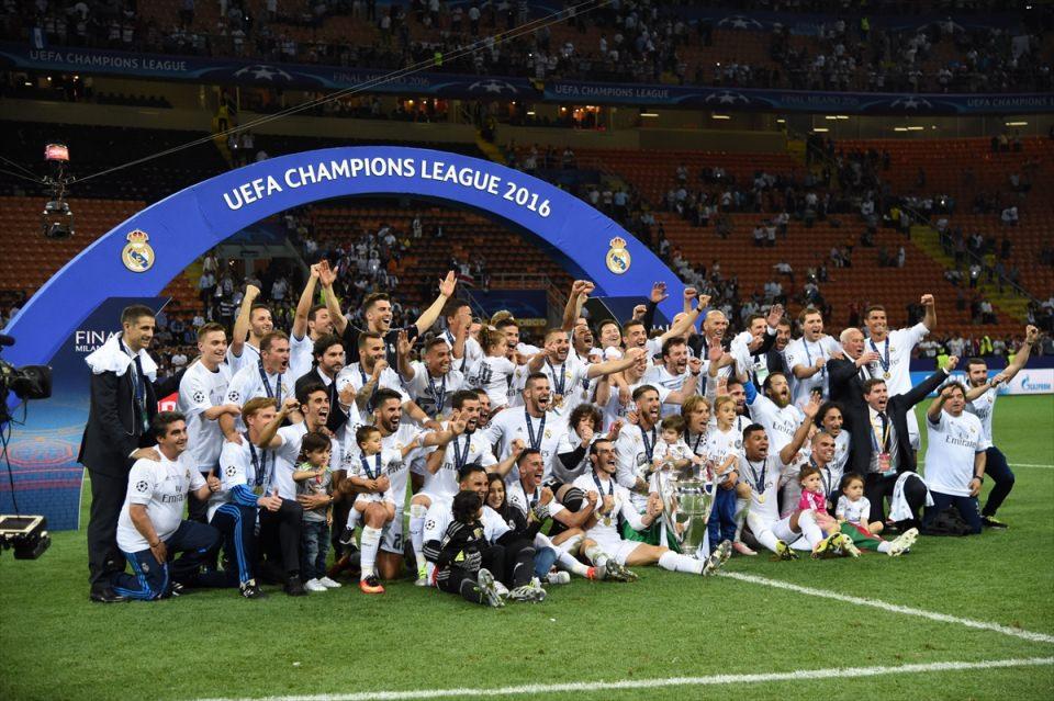 <p>Podyuma çıkan Real Madrid'li futbolculara ve teknik kadroya madalyaları verildikten sonra kupayı Real Madrid'in birinci kaptanı Sergio Ramos kaldırdı.</p>
