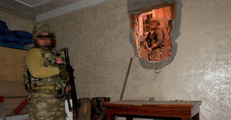 <p><strong>Aniden terk ettiler</strong></p>
<p>Teröristlerin bölgeyi bir baskın öncesi acele terk ettiğini kaydeden güvenlik kaynakları, içerideki mermi ve silahları almaya fırsatları olmayan örgüt üyelerinin, el yapımı patlayıcıları da bıraktıklarını ifade etti.</p>
