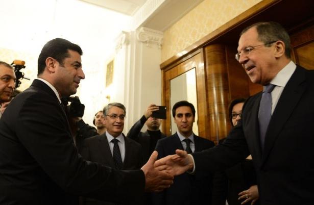 <p>Rusya'nın başkenti Moskova'ya giden HDP Eş Başkanı Selahattin Demirtaş ile Rusya Dışişleri Bakanı Sergey Lavrov, ikili görüşmeleri öncesi kameralar karşısına geçti.</p>