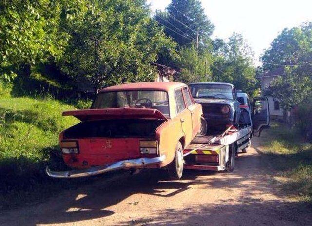 <p>Bir kaç ustanın elinden geçip iç döşemesinden dış boyasına, motorundan kaportasına kadar 15 bin lira harcanarak yenilenen otomobil ilgi gördü.</p>
<p> </p>
<ul>
</ul>
<ul>
</ul>