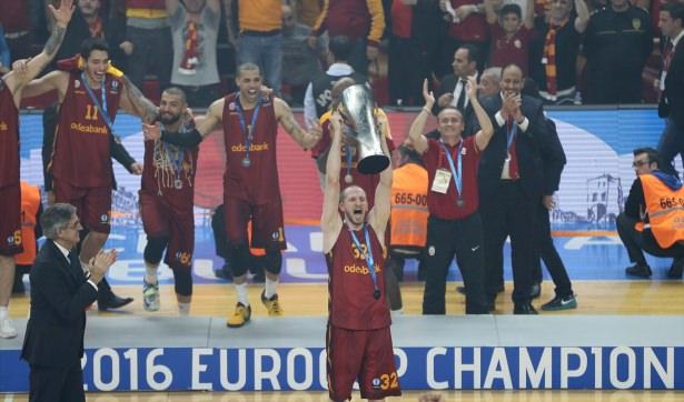 <p>Galatasaray Odeabank, ULEB Eurocup finalinde karşılaştığı Strasbourg'u 78-67 mağlup ederek şampiyon oldu.</p>
