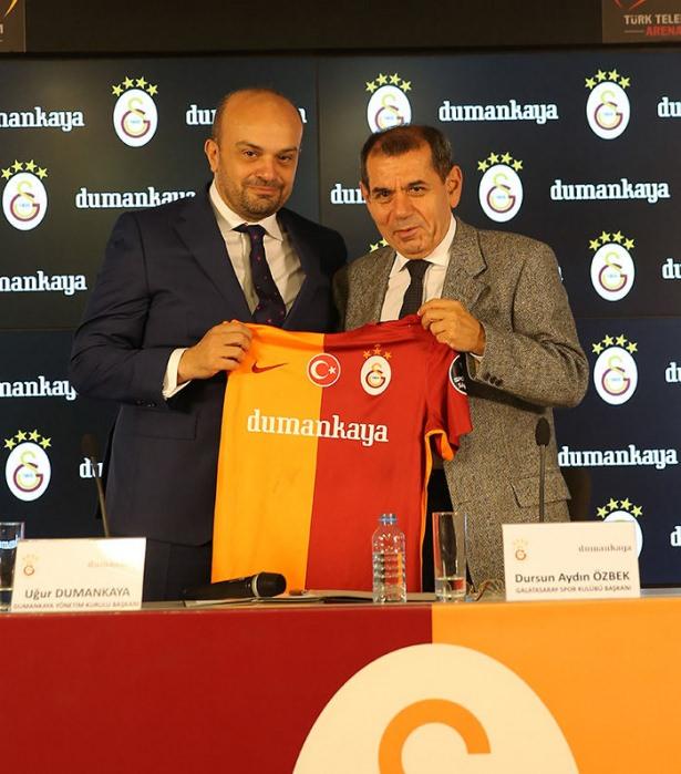 <p>Türk Telekom Arena'da gerçekleşen imza törenine Galatasaray Başkanı Dursun Özbek ile Dumankaya İnşaat Yönetim Kurulu Başkanı Uğur Dumankaya katıldı.</p>