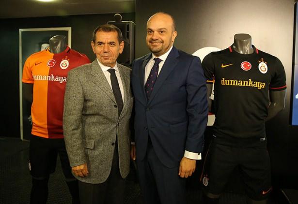 <p>Uğur Dumankaya toplantının başında fanatik bir Galatasaray taraftarı olduğunu açıklayınca göğüs forma anlaşmasının devamında neler olabileceği basın mensuplarınca sıkça soruldu ve Galatasaray'ın gayrimenkul projeleri gündeme geldi. İmza töreni sırasında başkan Dursun Özbek, Uğur Dumankaya'ya bir gün önce Eskişehirspor'a frikikten mükemmel bir gol atan kaptan Selçuk İnan'ın, maçta giydiği formayı hediye etti.</p>