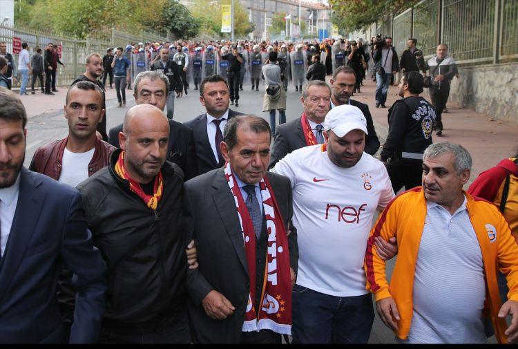 <p>Galatasaray Spor Kulübü Başkanı Dursun Özbek de taraftarlarla birlikte yürüdü.</p>
