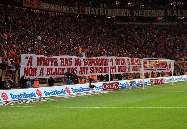 <p>Maç öncesinde ırkçılığa karşı pankartlar açıldı</p>
