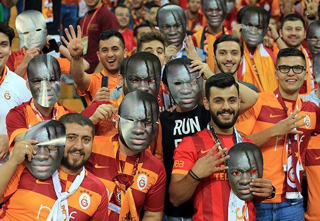 <p>Aynı zamanda Bafetimbi Gomis'e destek amaçlı taraftarlara Gomis Maskesi dağıtıldı.</p>
